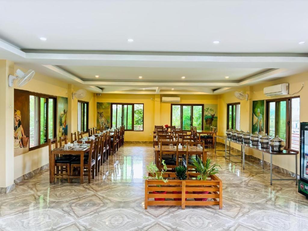 Hotel Greenland Safari Sauraha Exterior foto